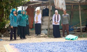 Warga Tebon Manfaatkan Sampah Plastik untuk Bayar Pajak Daerah