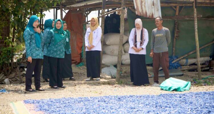Warga Tebon Manfaatkan Sampah Plastik untuk Bayar Pajak Daerah