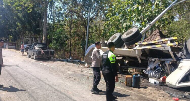 Truk Molen Terbalik di Kedewan, Sopir Tewas Terjepit Kabin