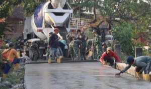 IMG_20260727_095422 Jalan Cor Beton TMMD di Dusun Kedungpandan Dikebut, Warga Sambut Harapan Baru