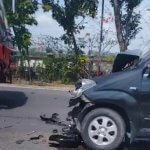 Bus Tabrak Avanza Saat Menyalip di Baureno