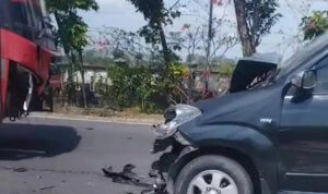 Bus Tabrak Avanza Saat Menyalip di Baureno