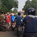 Pengendara Vixion Luka Berat Usai Tabrakan dengan Truk Pengangkut Ayam di Baureno