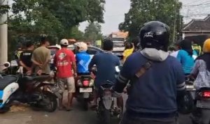 Pengendara Vixion Luka Berat Usai Tabrakan dengan Truk Pengangkut Ayam di Baureno