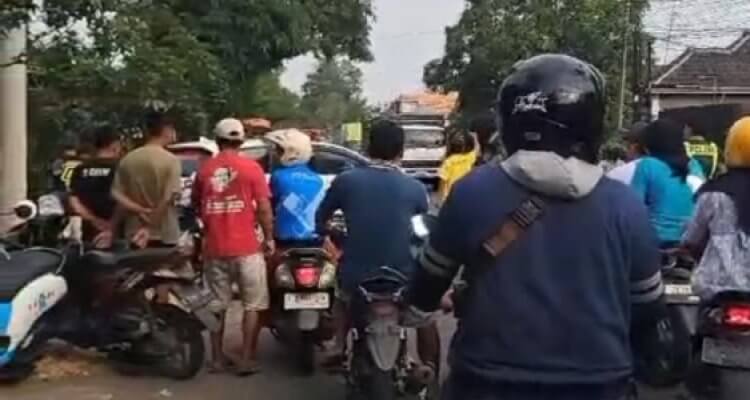 Pengendara Vixion Luka Berat Usai Tabrakan dengan Truk Pengangkut Ayam di Baureno