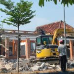 Rumah Kasun di Purwoasri Sukosewu Bojonegoro Dirobohkan Mantan Istri Pakai Ekskavator