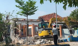 Rumah Kasun di Purwoasri Sukosewu Bojonegoro Dirobohkan Mantan Istri Pakai Ekskavator