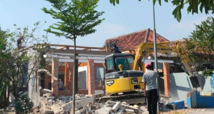 Rumah Kasun di Purwoasri Sukosewu Bojonegoro Dirobohkan Mantan Istri Pakai Ekskavator