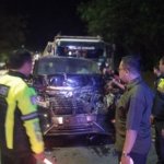 Alphard yang Ditumpangi KH Anwar Zahid Ditabrak Truk Trailer di Padangan