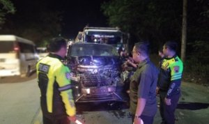 Alphard yang Ditumpangi KH Anwar Zahid Ditabrak Truk Trailer di Padangan