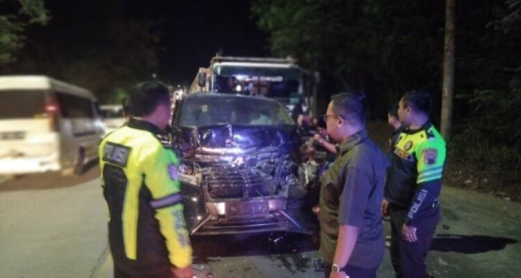 Alphard yang Ditumpangi KH Anwar Zahid Ditabrak Truk Trailer di Padangan