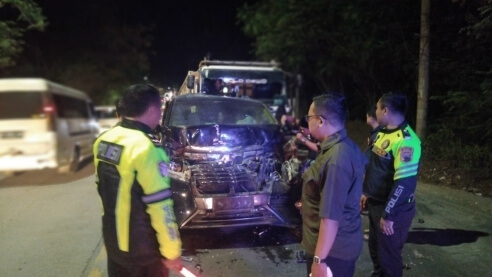 IMG_20260811_113930 Alphard yang Ditumpangi KH Anwar Zahid Ditabrak Truk Trailer di Padangan