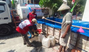PMI dan BPBD Bojonegoro Salurkan Air Bersih ke Dua Desa Terdampak Kekeringan
