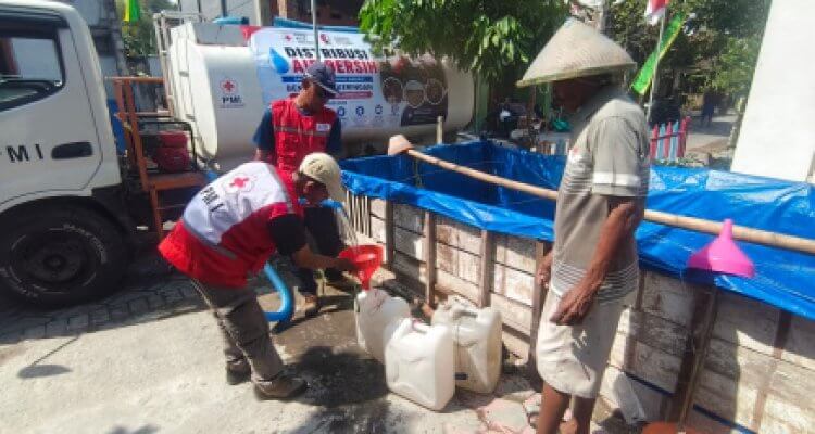 PMI dan BPBD Bojonegoro Salurkan Air Bersih ke Dua Desa Terdampak Kekeringan