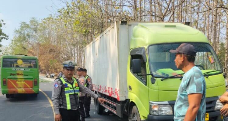 Pengendara Honda GL 100 Meninggal Dunia Usai Terlibat Kecelakaan dengan Truk Box