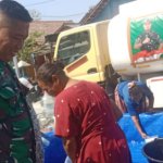 Kodim 0813 Bojonegoro Pasok Ribuan Liter Air Bersih ke Wilayah Terdampak Kekeringan