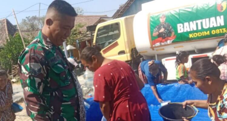 Kodim 0813 Bojonegoro Pasok Ribuan Liter Air Bersih ke Wilayah Terdampak Kekeringan