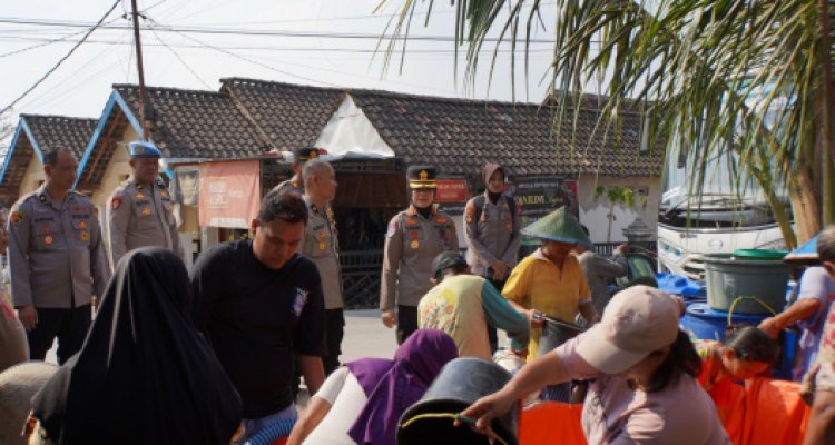 Kapolres Bojonegoro Turun Langsung Droping Air Ke Warga Terdampak Krisis Air Bersih