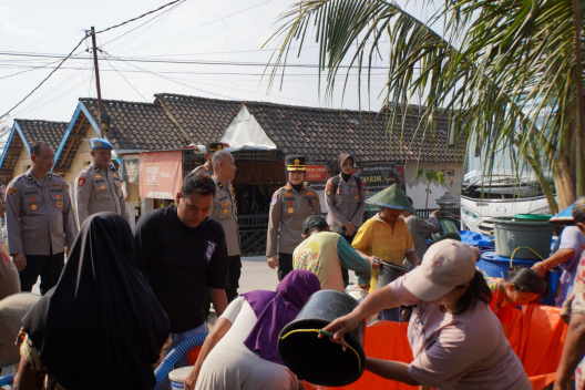 Kapolres Bojonegoro Turun Langsung Droping Air Ke Warga Terdampak Krisis Air Bersih